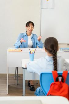 女の子にジェスチャーして説明する女性 女性,女の子,子どもの写真素材