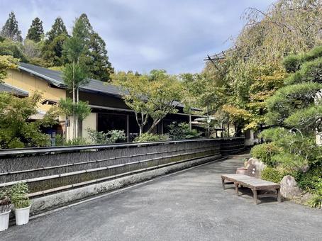 竹垣と休憩所の落ち着いた風景 竹垣,和風,日本建築の写真素材