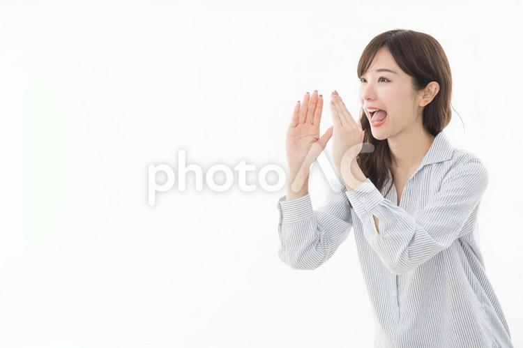 若い女性 見上げる 応援 若い女性 見上げる 応援 女性,人物,応援の写真素材