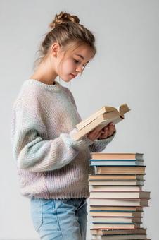 知的好奇心旺盛な女の子:書物と少女 知的好奇心旺盛な女の子:書物と少女の写真