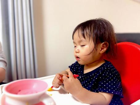 食べながら寝かけている子供のイメージ 食べながら寝かけている子供のイメージ 子供,妊活,寝かけているの写真素材