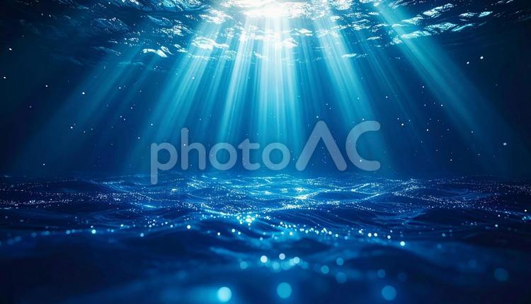 水中に差し込む神秘の光 水中,青い光,海底の写真素材