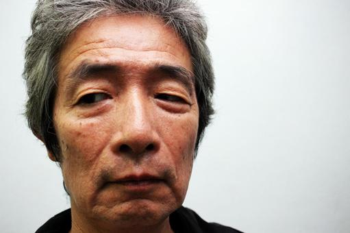 悩むシニア男性 悩むシニア男性 シニア男性,シニア,老人の写真素材