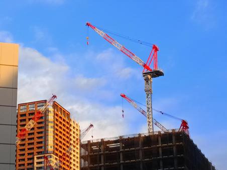 早朝のタワークレーン 晴天,建物,タワークレーンの写真素材