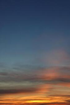 夕暮れの空と雲のグラデーション_縦 空,夕焼け,グラデーションの写真素材