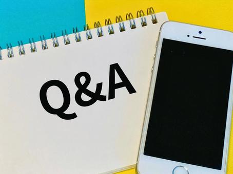 Q&Aの文字とスマホ q&a,qa,クエスチョンの写真素材