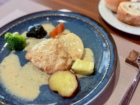 白身魚のソテー(レモンバターソースかけ) 白身魚のソテー(レモンバターソースかけ) フレンチ,ソテー,お魚の写真素材