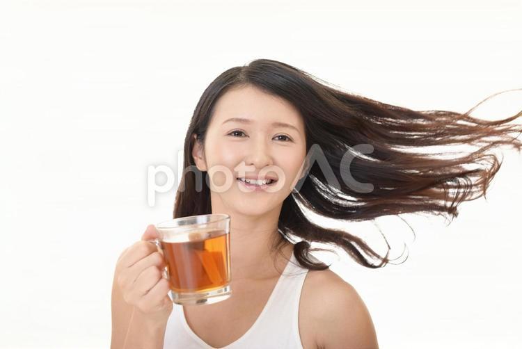 お茶を飲む笑顔の女性 女性,健康,お茶の写真素材
