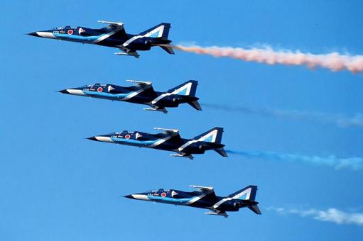 T-2ブルーインパルス、ラインアブレスト T-2ブルーインパルス、ラインアブレスト ブルーインパルス,tー2,デルタ編隊の写真素材