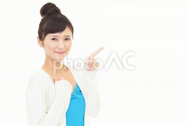 指示する笑顔の女性 女性,女,笑顔の写真素材