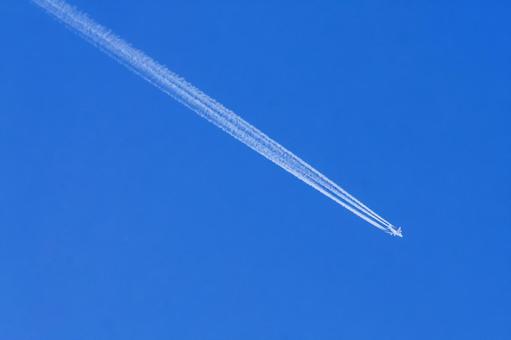 快晴の空にまっすぐ伸びる飛行機雲 飛行機雲,快晴,飛行機の写真素材