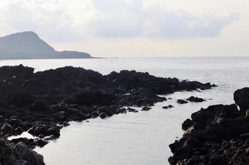 Photo, abunze lava beach, nagasaki prefecture, divide into small portions, 