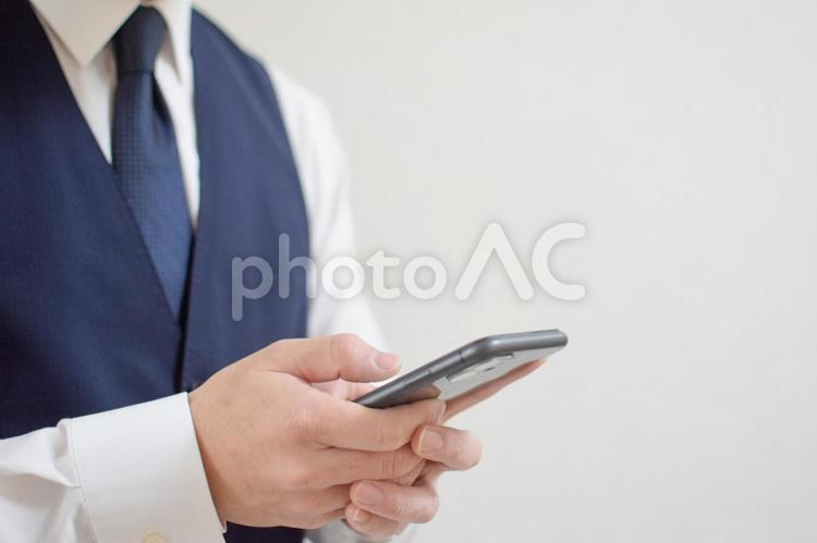 スマホを操作するビジネスマン① ビジネスマン,会社員,男性の写真素材