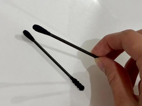 綿棒をつまむ 綿棒をつまむの写真