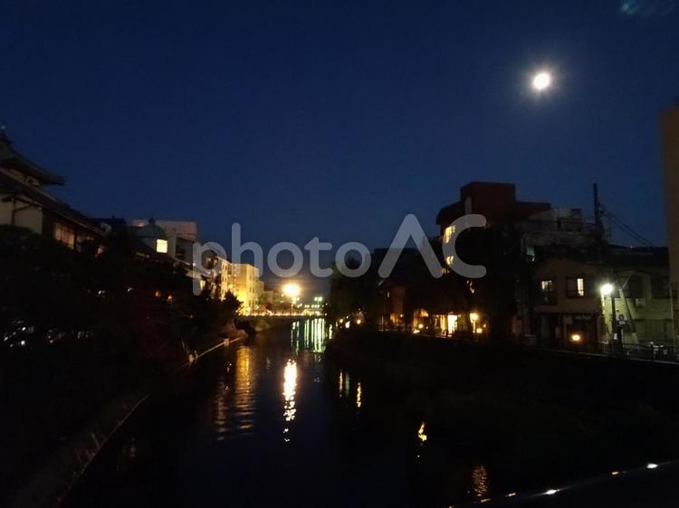 月のある風景 観光,川,夜の写真素材