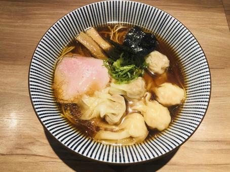 醬油ラーメン チャーシューとワンタン 醬油ラーメン チャーシューとワンタンの写真