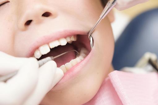 Children undergoing dental examination: Search for cavities with a probe, con cái, nha sĩ, dental clinic, JPG