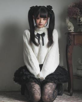 正座する地雷系女子 正座する地雷系女子の写真