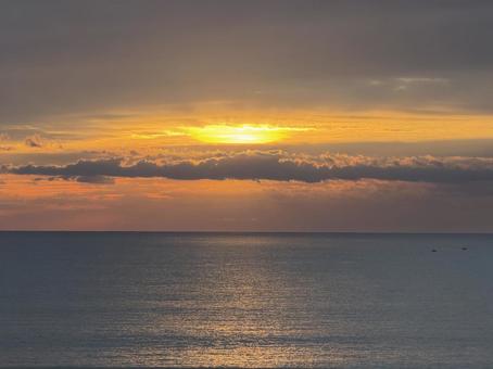 朝焼けの海 朝,朝焼け,海の写真素材