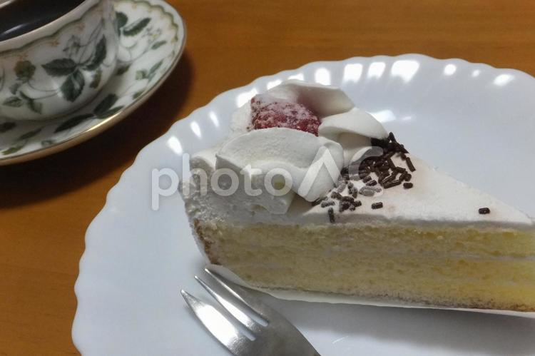 イチゴショートとコーヒーカップ イチゴ,ショートケーキ,カフェの写真素材