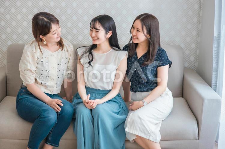 屋内にいる女性たち（ソファ・話す） 女子会,女性,友達の写真素材