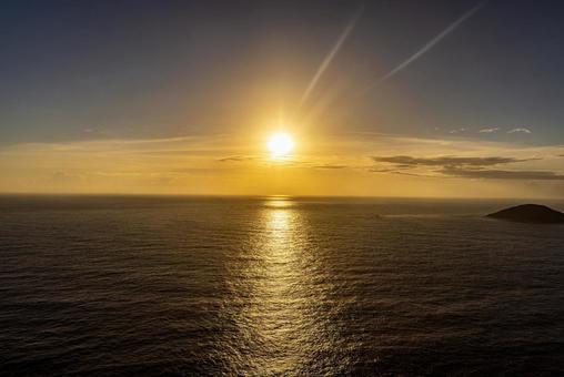 ウェザーステーション展望台から望む夕景 ウェザーステーション展望台から望む夕景 父島,小笠原諸島,ウェザーステーションの写真素材
