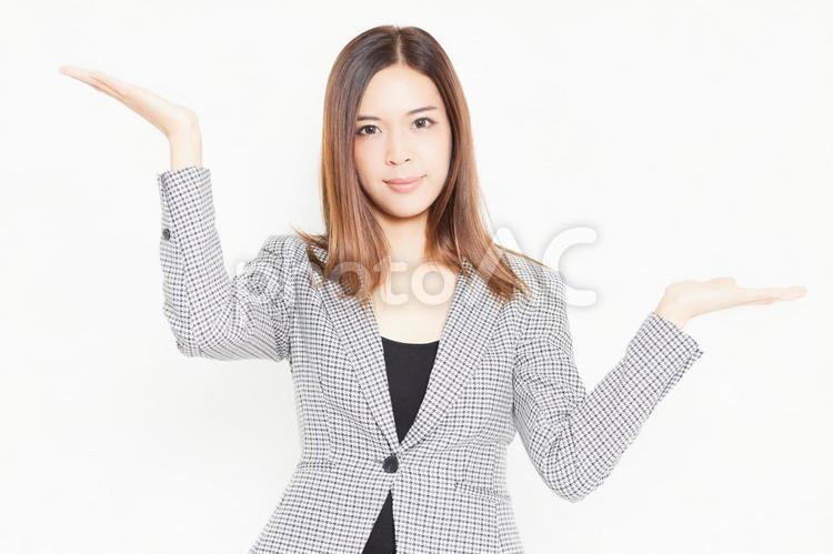 案内のジェスチャーをするビジネスウーマン 女性,案内,ジェスチャーの写真素材