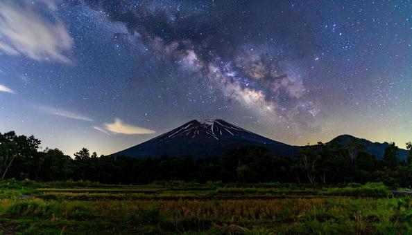 山の上の天の川と田んぼ 山の上の天の川と田んぼの写真