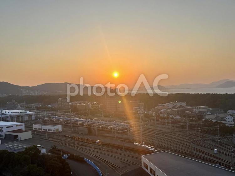 線路沿いに見える夕焼け 夕陽,夕焼け,日射しの写真素材
