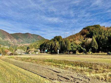11月　秋の福井県坂井市山奥の景色 鉄塔,送電線,鉄骨の写真素材