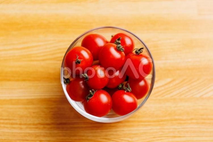 テーブルに置かれたミニトマト ミニトマト,トマト,赤の写真素材