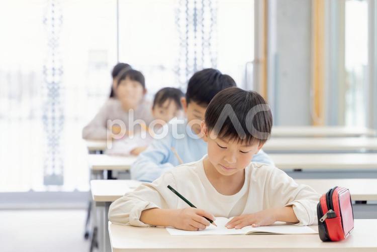 学習塾で勉強する小学生 小学生,塾,女性の写真素材