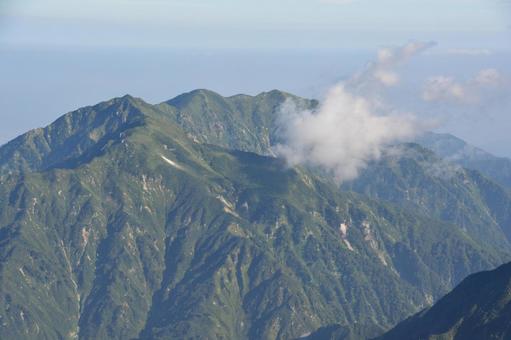 剱岳の早月尾根から見た毛勝三山 剱岳の早月尾根から見た毛勝三山の写真