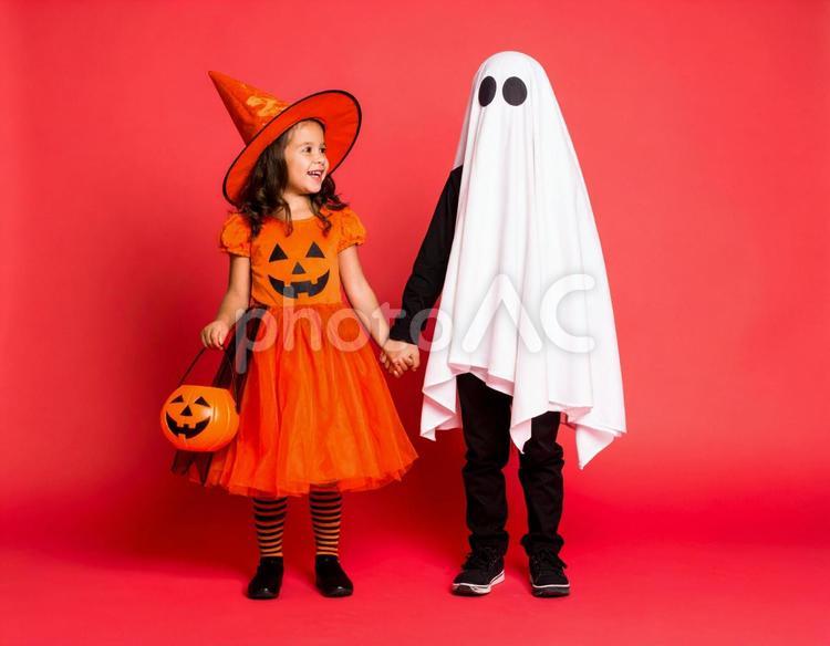お茶目な魔女とゴーストの仲良しコンビ ハロウィン,子供,コスプレの写真素材