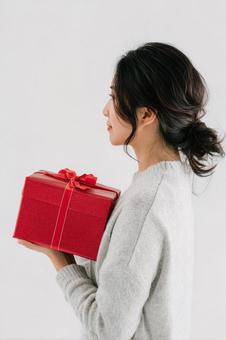 プレゼントを持つ女性　クリスマスの写真
