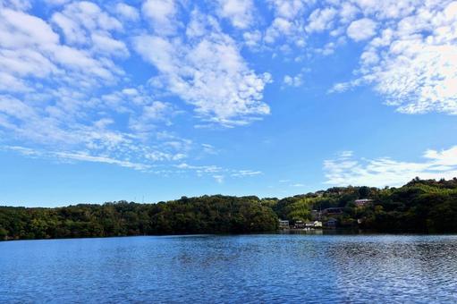 湖面を渡る初秋の風　一碧湖 湖面,初秋,青空の写真素材