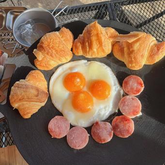 マルチグリドルでキャンプの朝ごはん マルチグリドルでキャンプの朝ごはん キャンプ,朝ごはん,パンの写真素材