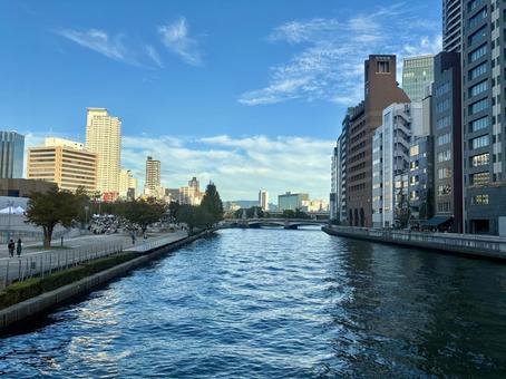 土佐堀川の眺め 土佐堀川の眺め 川,街並み,川沿いの写真素材