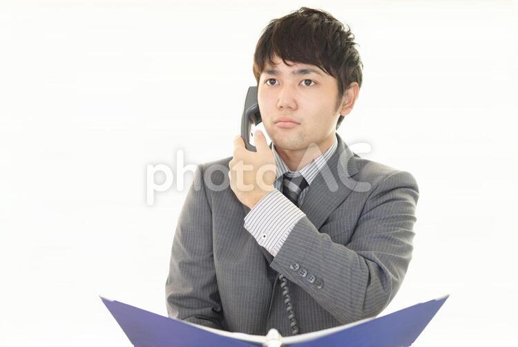 受話器を持つビジネスマン 受話器を持つビジネスマン 男性,ビジネスマン,男の写真素材