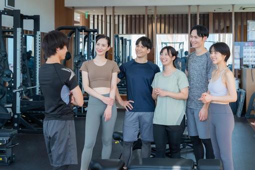 スポーツジムでトレーニングをする若い男女 スポーツジム,フィットネス,ダイエットの写真素材