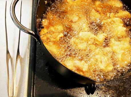 唐揚げを調理中の様子 唐揚げ,揚げ物,揚げるの写真素材