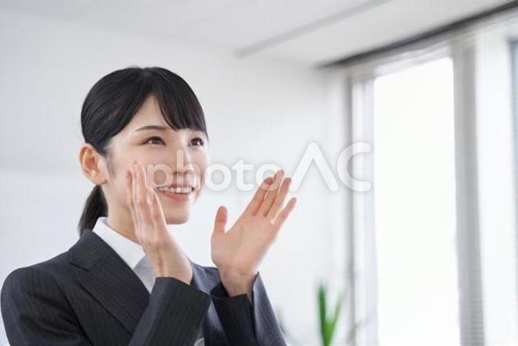 応援をする日本人ビジネスウーマン 女性,応援,両手の写真素材