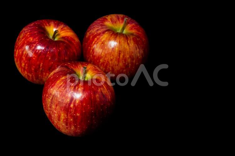 黒背景の赤りんご リンゴ,りんご,秋の写真素材