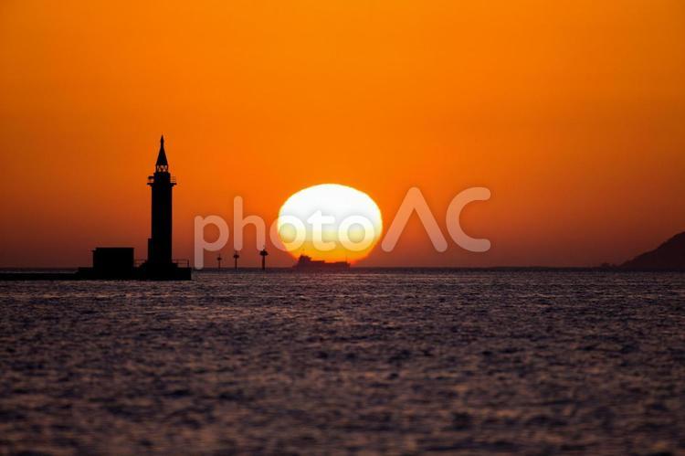 灯台と太陽と水平線 灯台,夕陽,水平線の写真素材