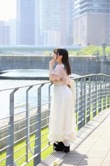 川沿いで景色を眺める女性 川沿いで景色を眺める女性 女性,若い,20代の写真素材