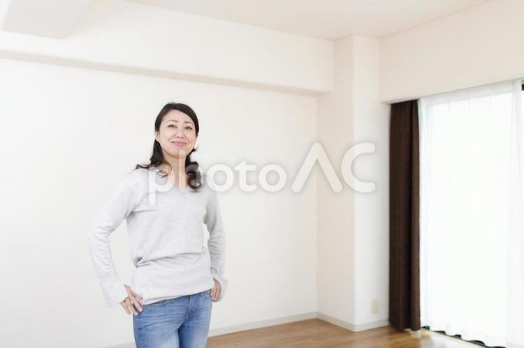 女性と住宅イメージ 住宅,家,建築の写真素材