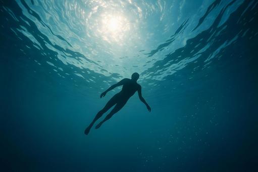 光差す水中シルエット 光差す水中シルエットの写真