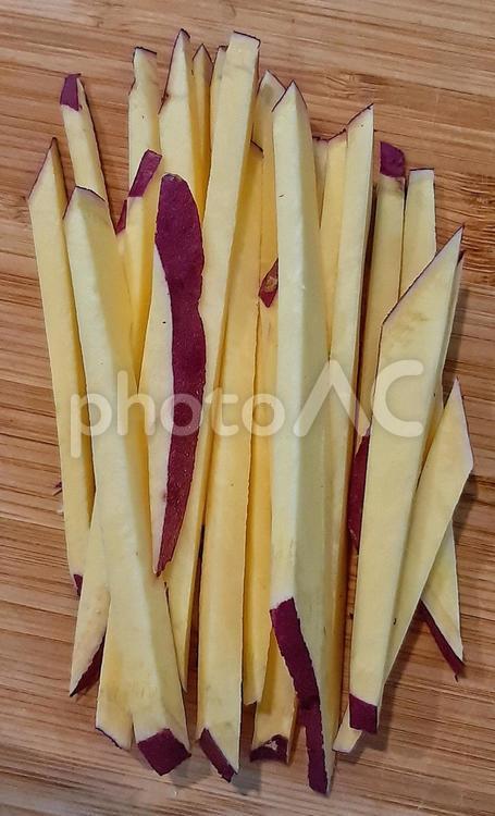 細切りしたさつまいも カット野菜,クッキング,さつまいもの写真素材