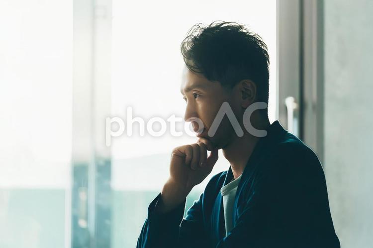 真剣な表情で考える男性ビジネスマン 男性,考える,考えごとの写真素材
