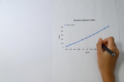 Webサイトトラフィックの成長と手元 折れ線グラフ,グラフ,ビジネスの写真素材
